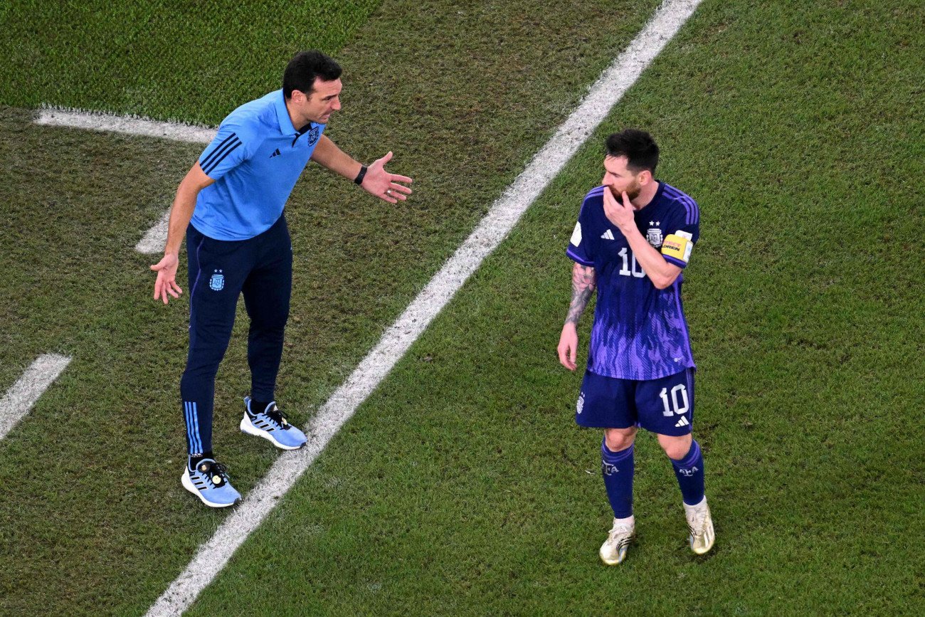 Trener Scaloni razem z Lionelem Messim dyskutują w trakcie drugiej połowy meczu z Polską o sytuacji w grupie C.