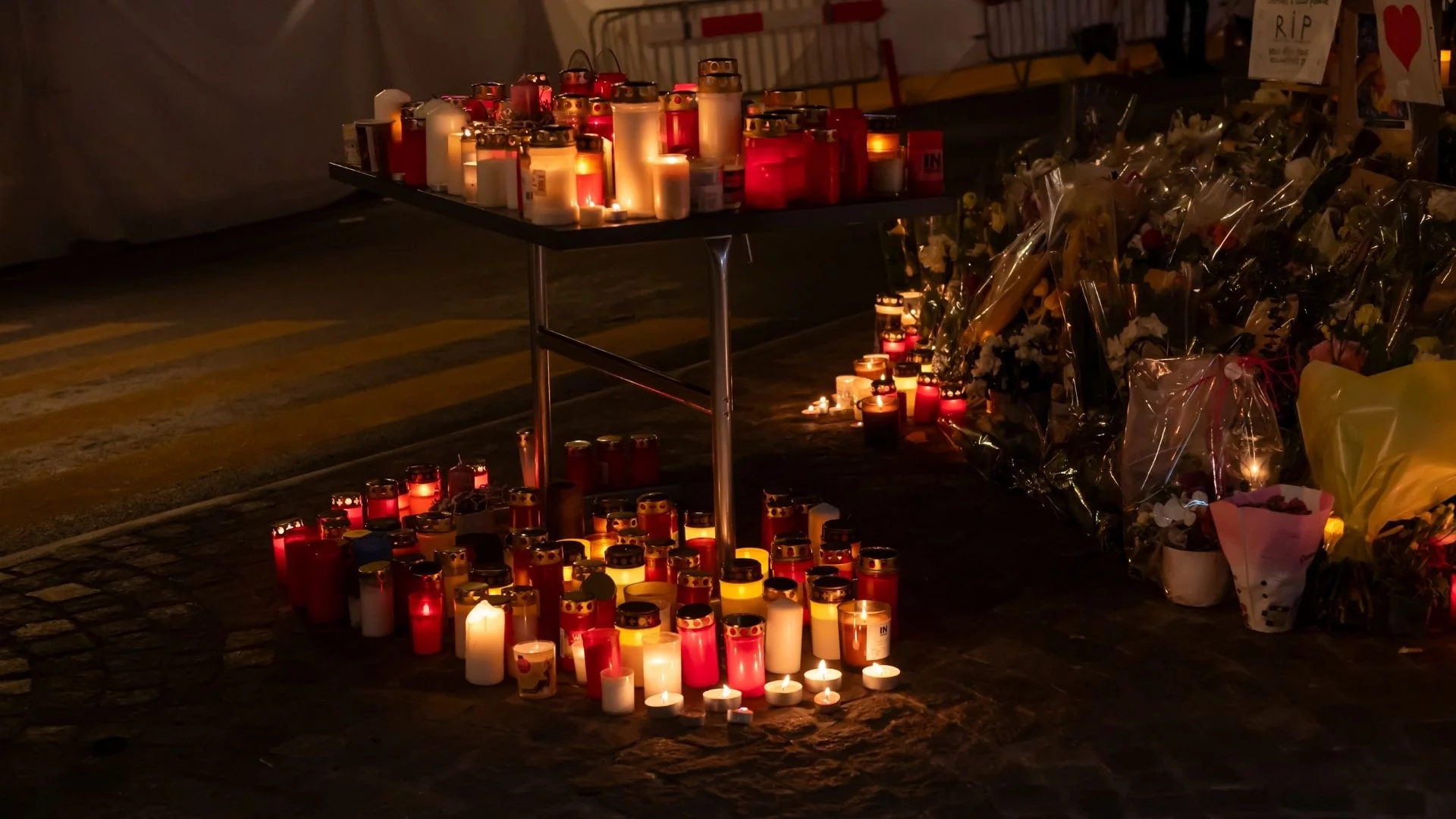 "Charlie Hebdo" znów szokuje satyrą. Szwajcarzy grzmią i trudno im się dziwić