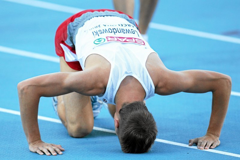 Sprawdził się najczarniejszy scenariusz dla Marcina Lewandowskiego - upadł podczas półfinałowego biegu