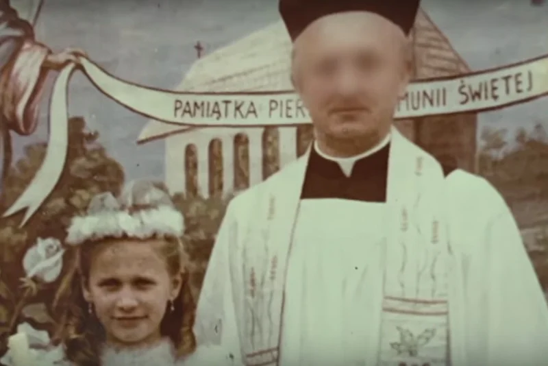 Ania i ks. Jan A., który wykorzystywał ją seksualnie, do czego przyznaje się na nagranej konfrontacji.