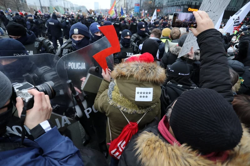 Obywatelki i obywatele wzywają funkcjonariuszy policji do przestrzegania prawa (Strajk Kobiet, 13 grudnia 2020 r.). Obywatelki i obywatele wzywają funkcjonariuszy policji do przestrzegania prawa (Strajk Kobiet, 13 grudnia 2020 r.).