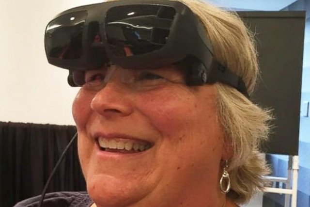 "Prawnie niewidoma" zobaczyła dzięki oryginalnym okularom.