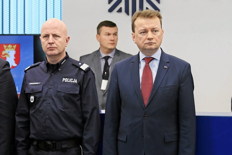 Minister Błaszczak nie jest już zadowolony z komendanta policji, Jarosława Szymczyka? Szef funkcjonariuszy podobno nie jest entuzjastą pomysłów o "dekomunizacji" i "dezubekizacji" policji. Decyzja w sprawie losów komendanta zapaść ma w tym tygodniu.