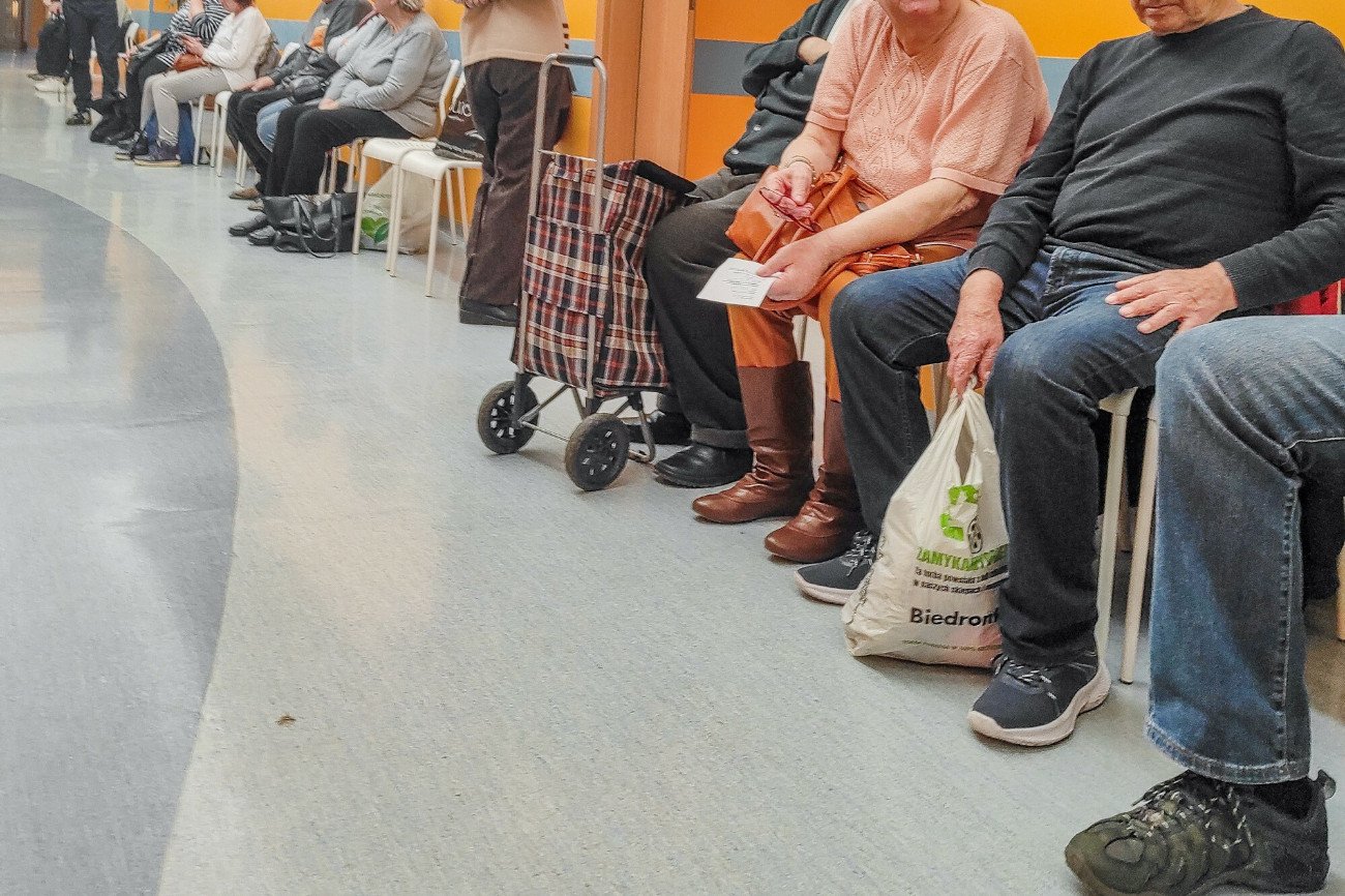 Mimo rosnących nakładów na ochronę zdrowia, także dofinansowania z budżetu państwa, dostęp do leczenia nie poprawia się. Większość środków idzie na wzrost wynagrodzeń pracowników szpitali i przychodni.