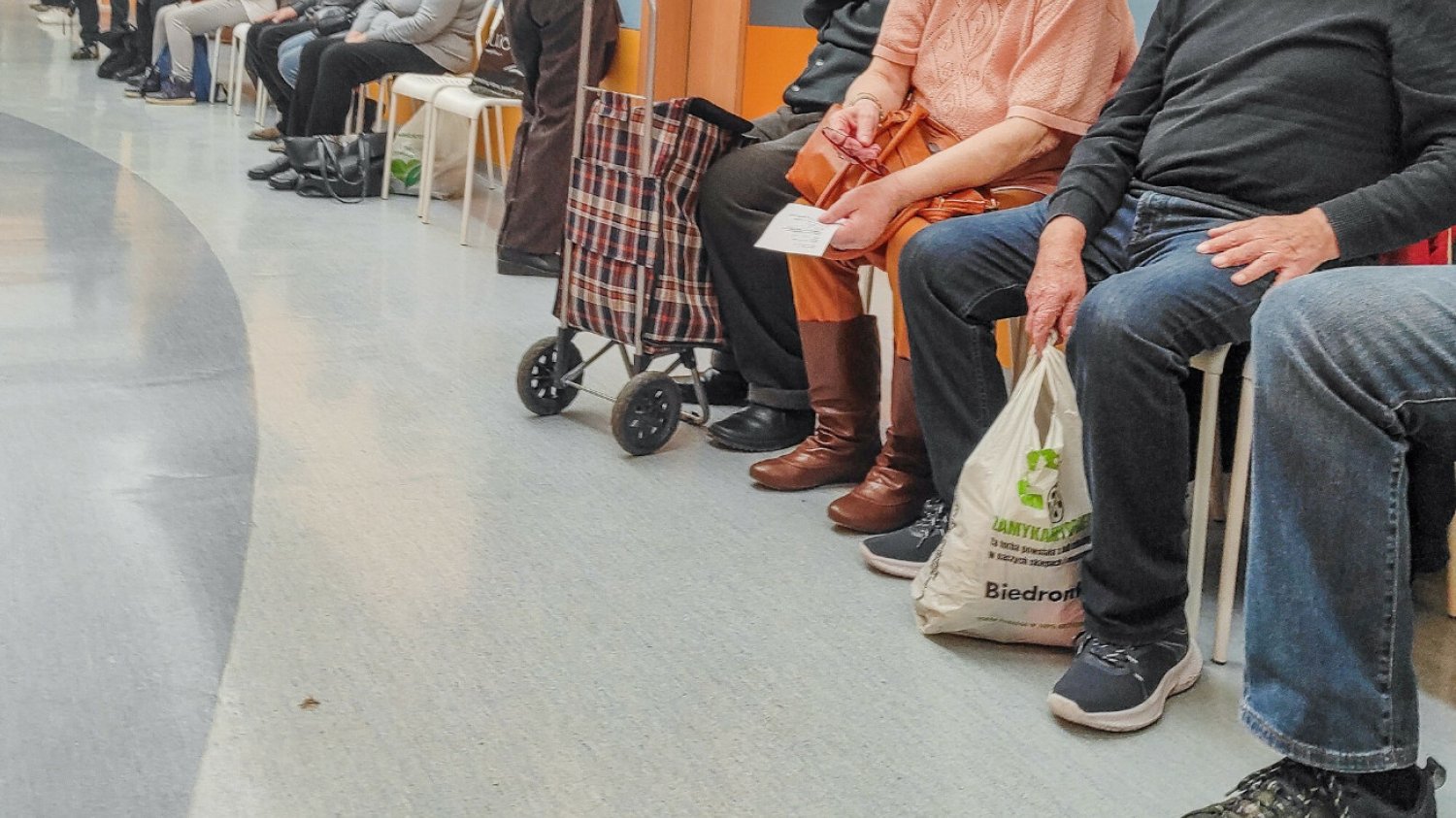 Mimo rosnących nakładów na ochronę zdrowia, także dofinansowania z budżetu państwa, dostęp do leczenia nie poprawia się. Większość środków idzie na wzrost wynagrodzeń pracowników szpitali i przychodni.
