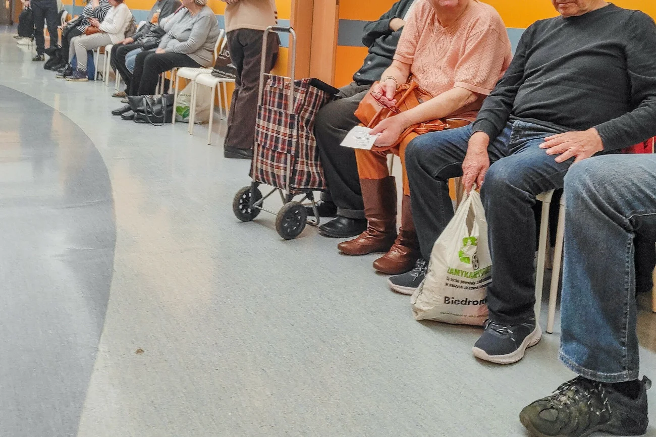 Mimo rosnących nakładów na ochronę zdrowia, także dofinansowania z budżetu państwa, dostęp do leczenia nie poprawia się. Większość środków idzie na wzrost wynagrodzeń pracowników szpitali i przychodni.