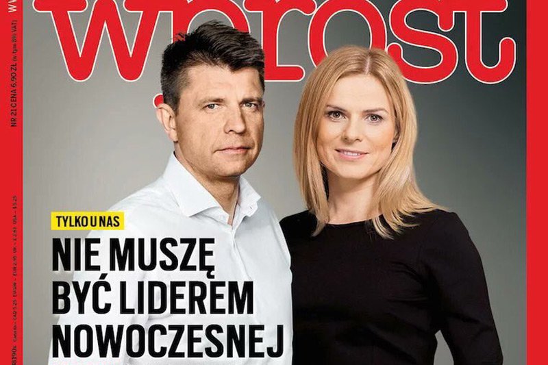 Ryszard Petru obejmujący posłankę Nowoczesnej Joannę Schmidt na okładce "Wprost"? To fotomontaż.