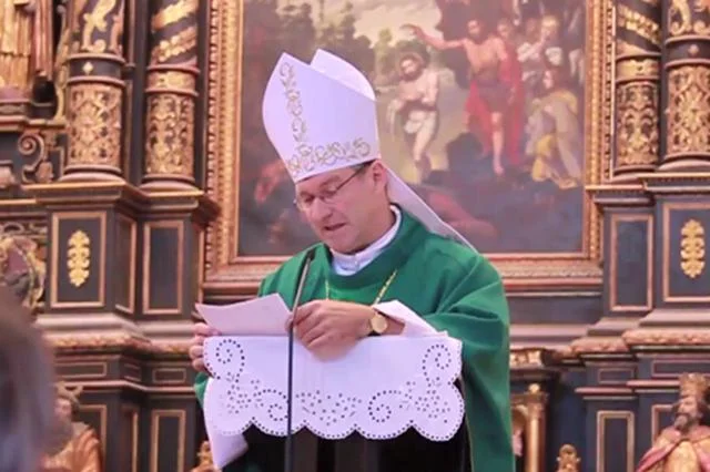 Arcybiskup Robert Bezák podczas ogłaszania swojego odwołania