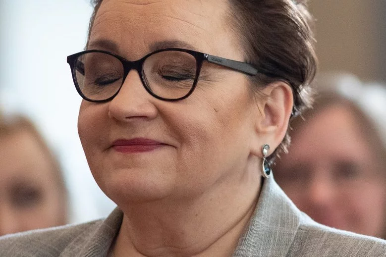 Anna Zalewska jest europosłanką, a polskie szkoły muszą sobie radzić ze skutkami jej "deformy edukacji".