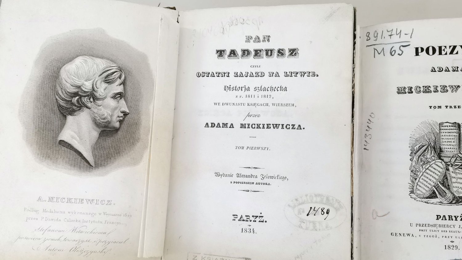 "Pan Tadeusz" w centrum afery. Grzmieli o zniknięciu ze szkół, ale to brednie