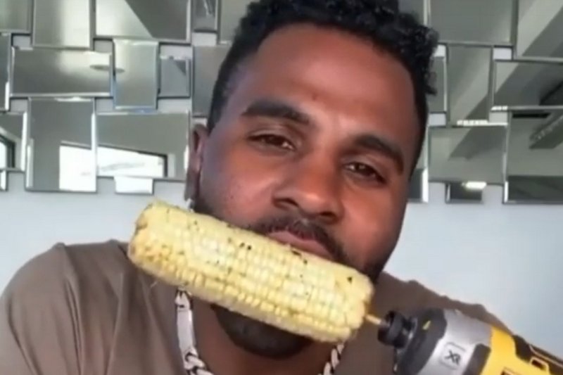 Czy naprawdę Jason Derulo złamał sobie zęby jedząc kukurydzę?