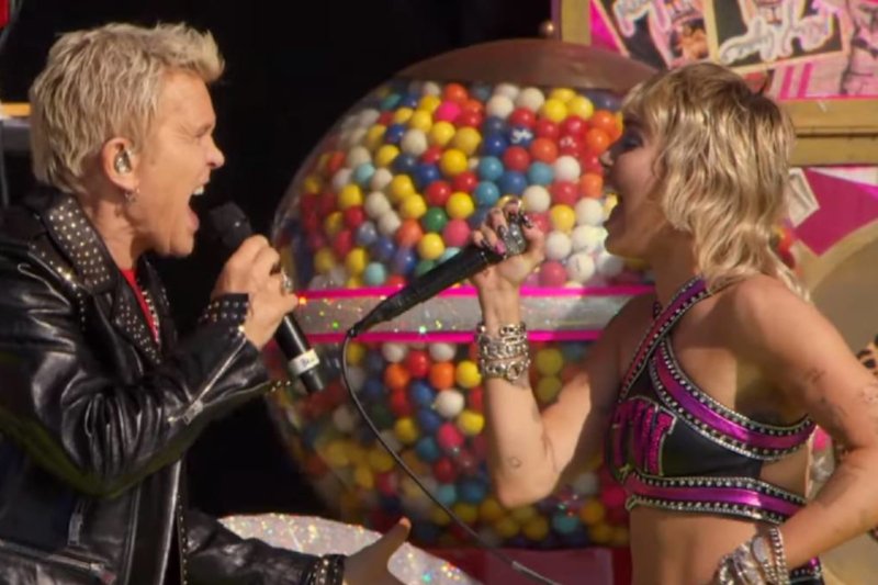 Super Bowl 2021. Obok Miley Cyrus wystąpił Billy Idol oraz Joan Jett z The Runaways.