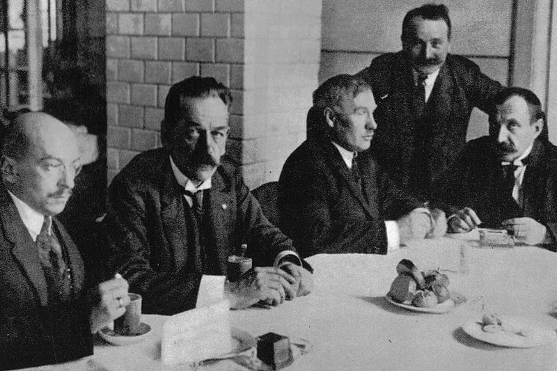 Członkowie klubu parlamentarnego PPS w kuluarach sejmowych (1925). Widoczni od lewej: Adam Pragier, Jędrzej Moraczewski, Rajmund Jaworowski.