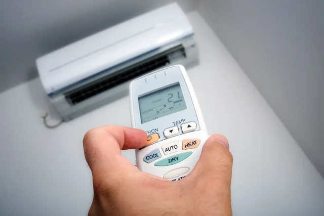 Źle działająca klimatyzacja może wywołać atak  gorączki nawilżaczowej , często mylonej z grypą.