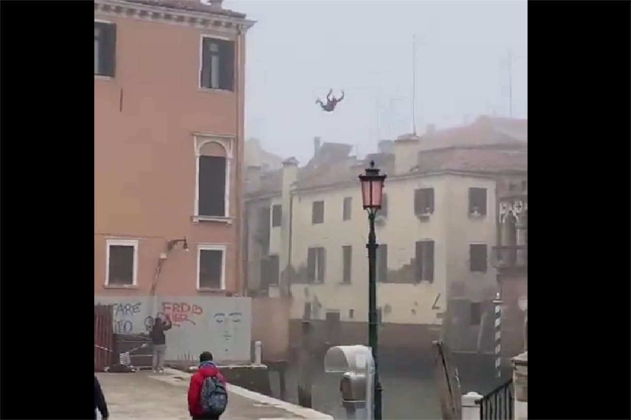 Wenecja. Mężczyzna skoczył do kanału z dachu 3-piętrowej kamienicy