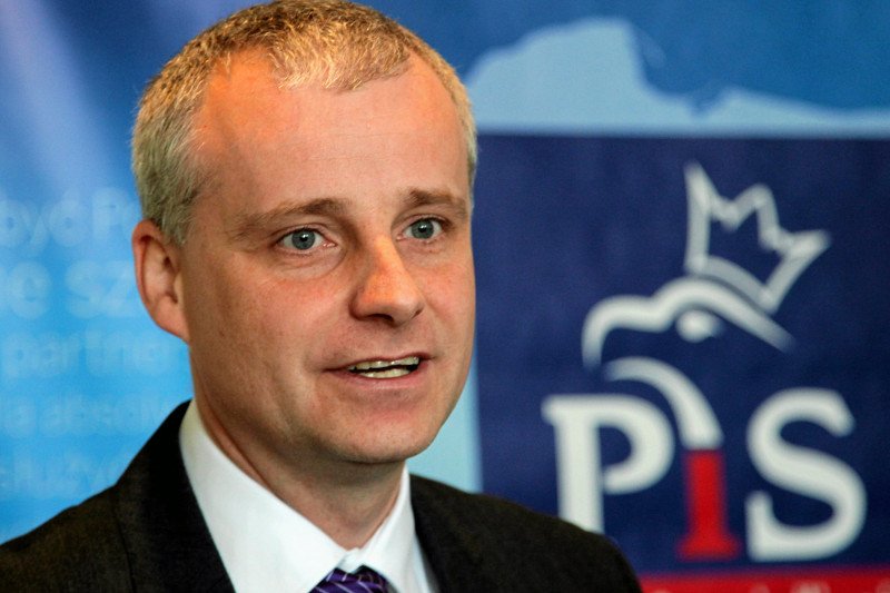 Poseł Piotr Babiarz odchodzi z PiS z powodu afery w PCK.