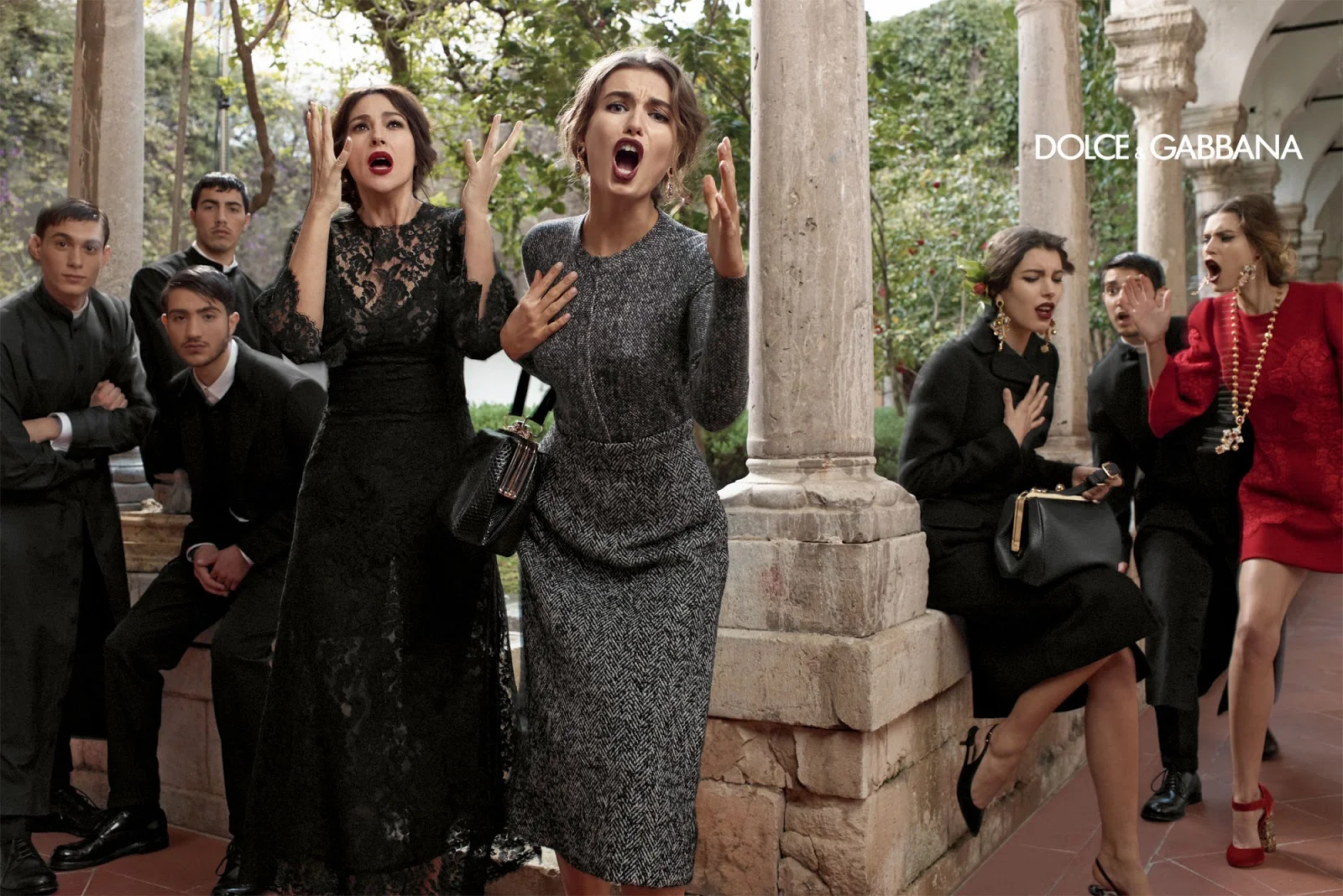 Włoscy projektanci Domenico Dolce i Stefano Gabbana w swoich kolekcjach często inspirują się klasyczną włoską elegancją z lat 50. i sycylijskimi tradycjami.