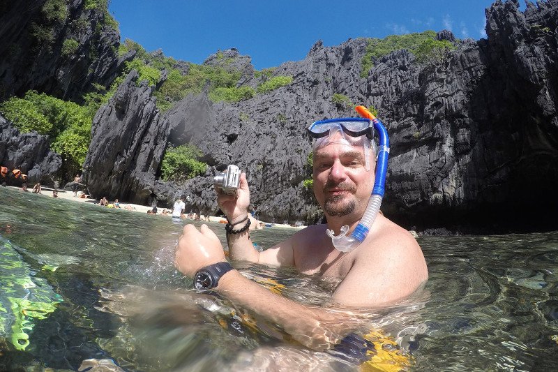 Do niedawna czuł się związany z krajem – ma dość. Właśnie zamyka agencję reklamową i buduje polską wioskę na Filipinach