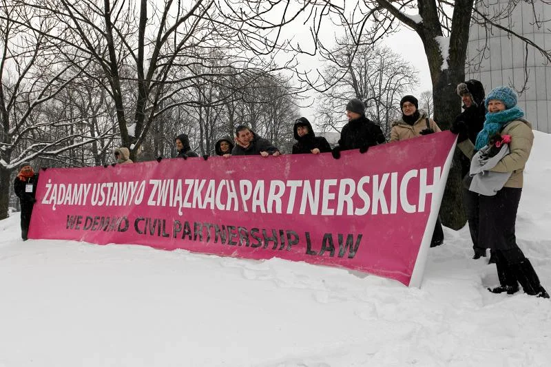 Styczeń 2013. Przed Sejmem protestują zwolennicy związków partnerskich.