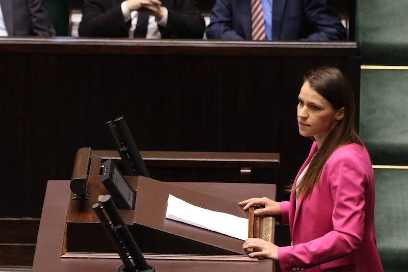 Agnieszka Pomaska podarła na mównicy jedną z uchwał.