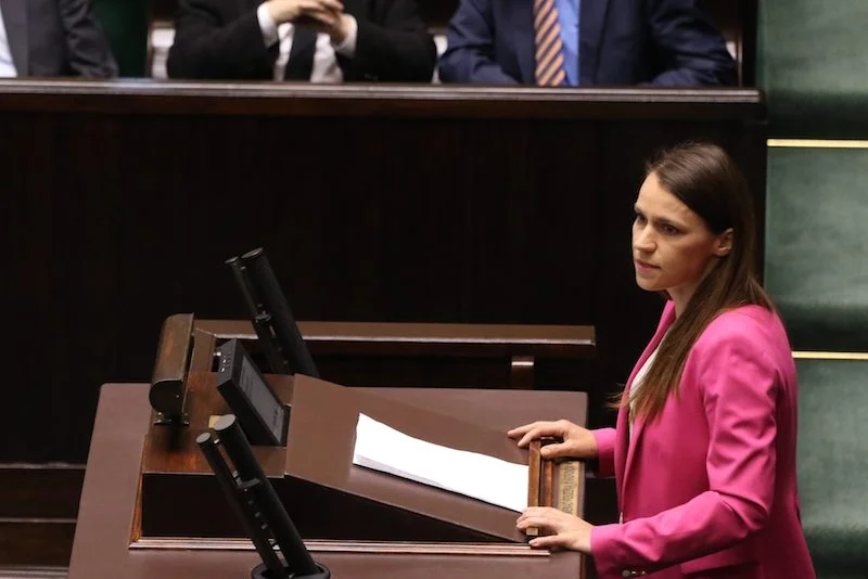 Agnieszka Pomaska podarła na mównicy jedną z uchwał.