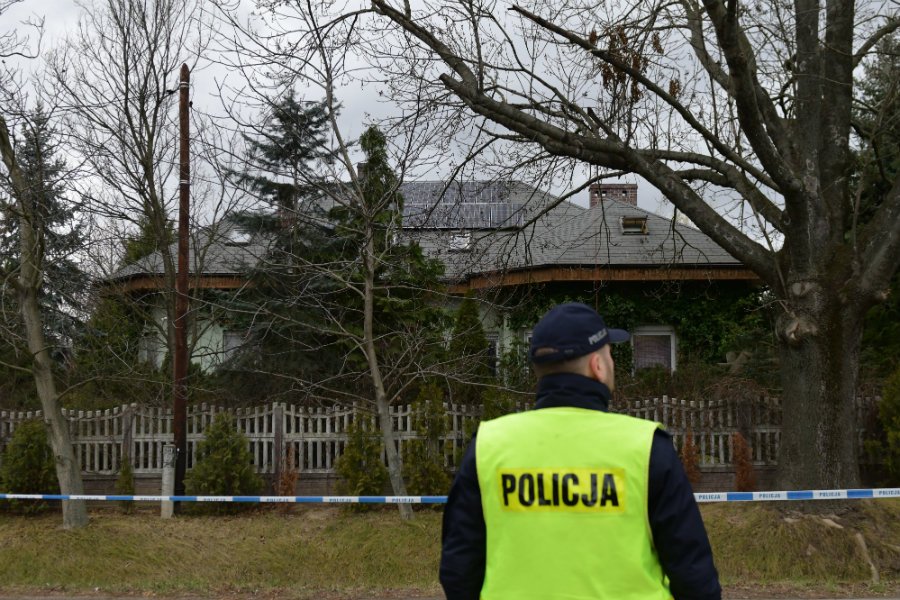 Okaleczone zwłoki kobiety znaleziono na posesji w Karwodrzy koło Tarnowa.