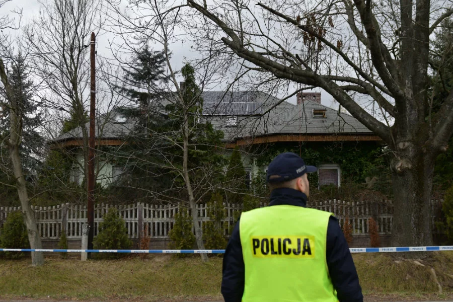 Okaleczone zwłoki kobiety znaleziono na posesji w Karwodrzy koło Tarnowa.