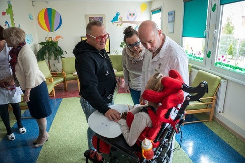 Gdzie Rydzyk nie może, tam Owsiak dotrze.