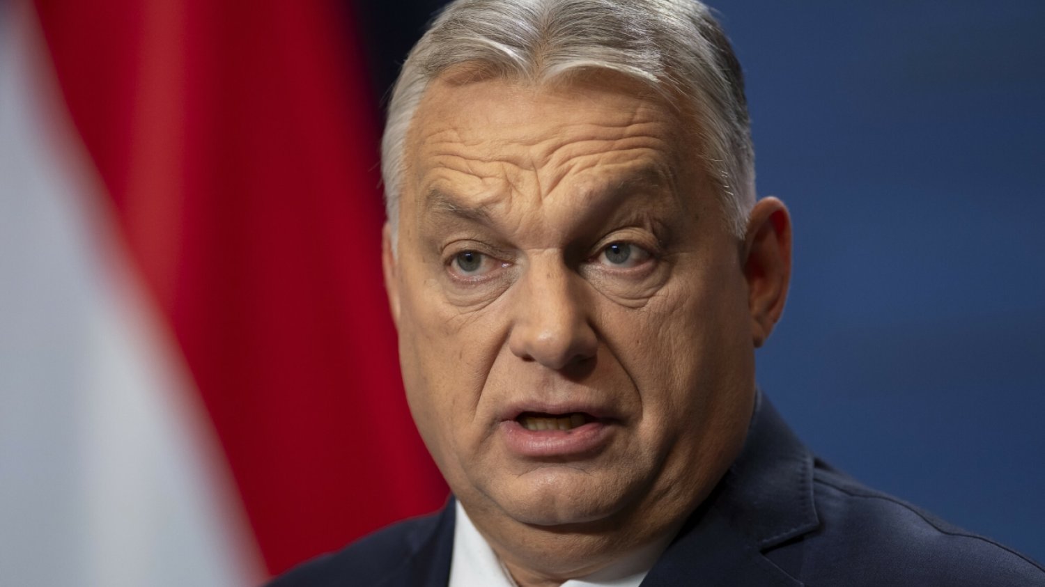 Viktor Orban na tle węgierskiej flagi.