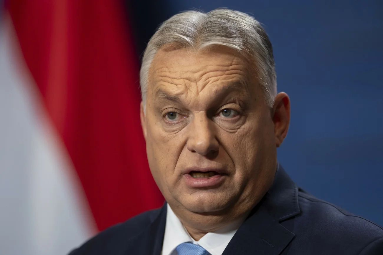 Viktor Orban na tle węgierskiej flagi.