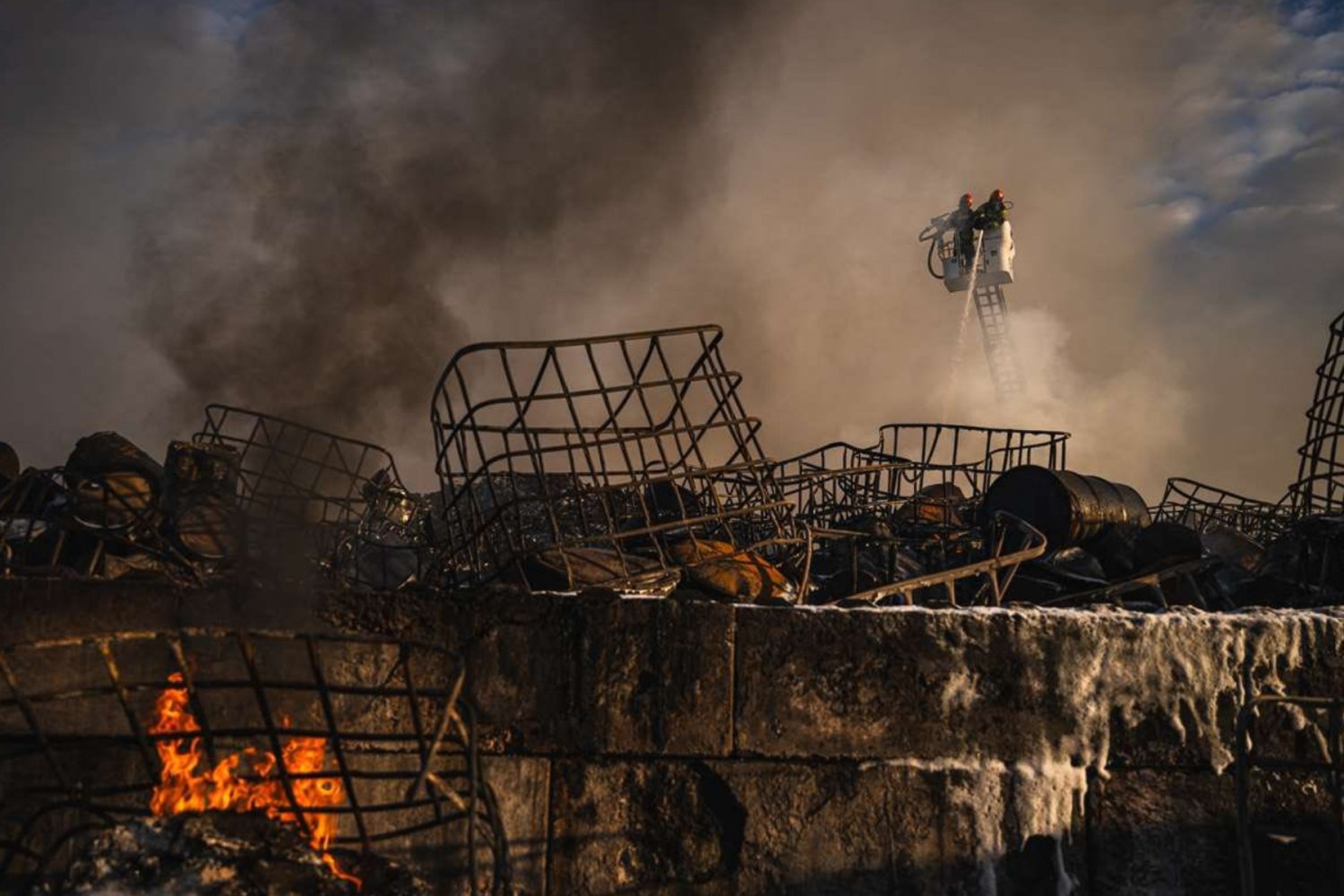 Strażacy przy pracy przy pożarze (zdjęcie ilustracyjne).