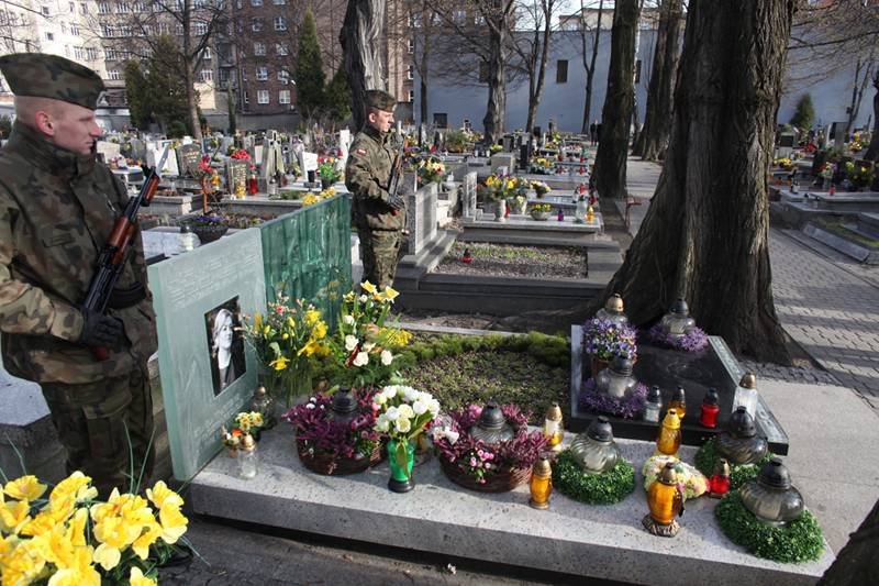 Katowice, złożenie kwiatów na grobie senator Krystyny Bochenek