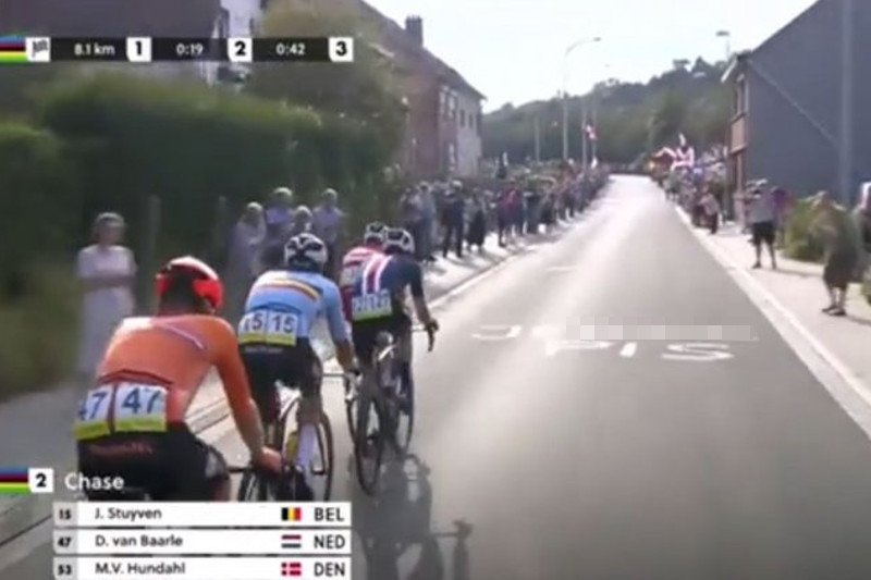 Na trasie rozgrywanego w Belgii wyścigu MŚ w kolarstwie zamieszczono duży napis skierowany przeciwko PiS.