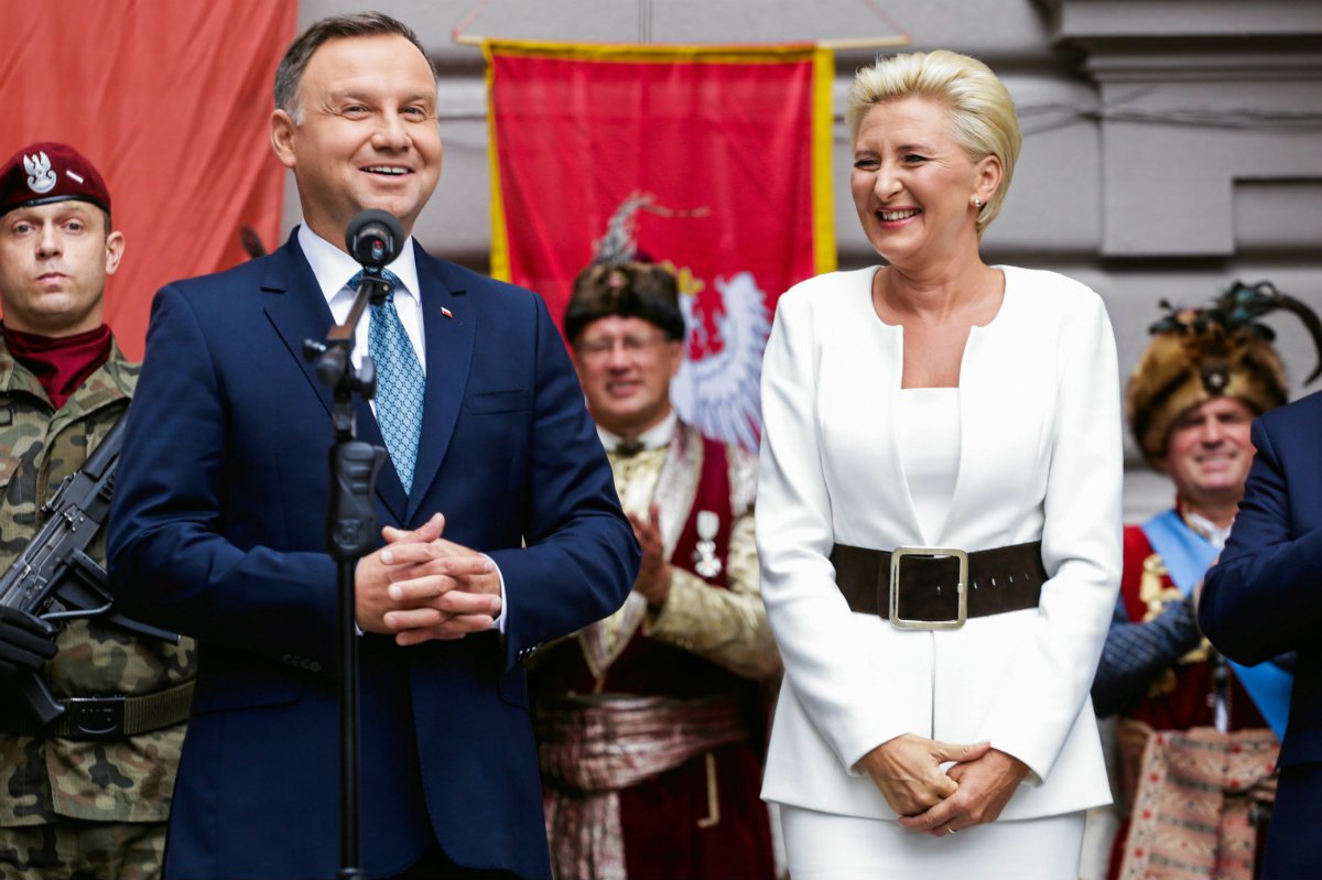 Nauczyciele z II LO im. Jana III Sobieskiego napisali list do Agaty Dudy. Prezydentowa pracowała tam jako nauczycielka, a Andrzej Duda uczęszczał jako uczeń. Na zdj. para prezydencka na terenie placówki.