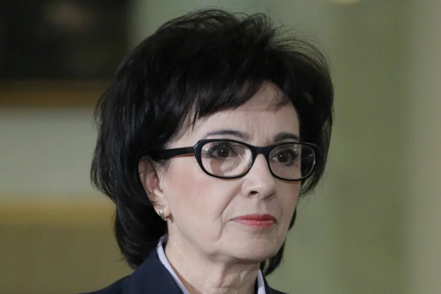 Nowa marszałek Sejmu nie opublikuje na razie list poparcia do nowej KRS. Z decyzją ma poczekać na postanowienie Trybunału Konstytucyjnego.
