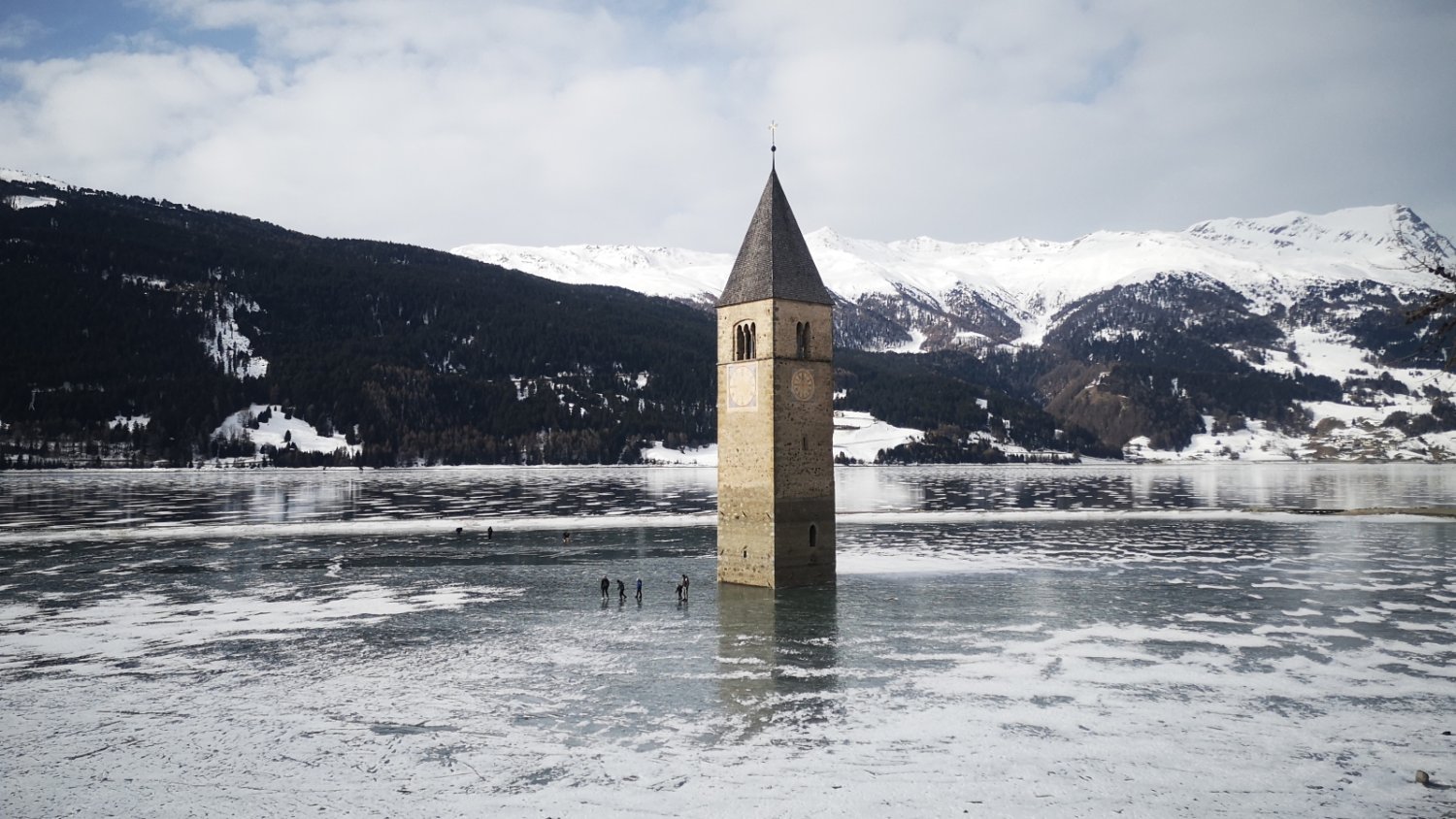 Wieża kościoła w jeziorze to tylko część zatopionego miasteczka Graun im Vinschgau, czyli Curon Venosta