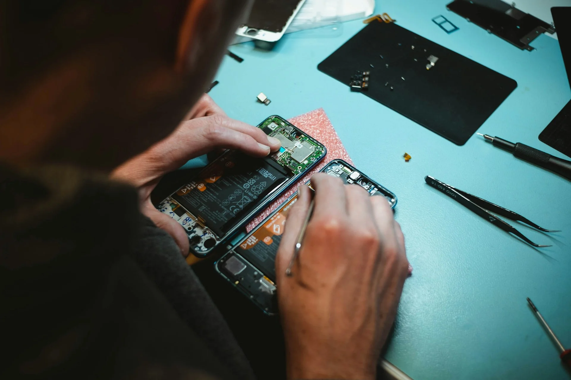 Recyklingować każdy/a może! Przykładem takiej postawy w codziennym życiu jest kupowanie / sprzedawanie używanych smartfonów, korzystając np. z oferty odkupu starszych telefonów i sprzedaży odnowionych modeli w Orange.