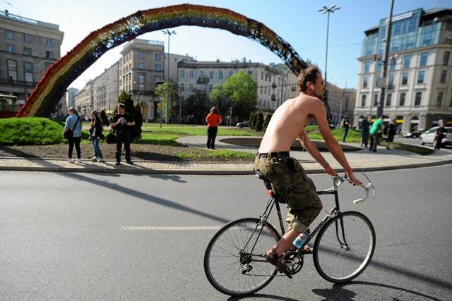 Z nagiej manifestacji pod tęczą na placu Zbawiciela nic nie wyszło. Jedyną "atrakcją" był przypadkowy rowerzysta, który przejechał topless przed fotoreporterami