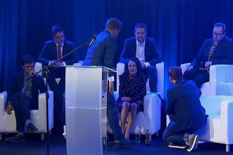 Dziennikarka Agnieszka Burzyńska zasłabła podczas Areny Prezydenckiej w Lesznie. Szybko z pomocą pośpieszył jej Rafał Trzaskowski.