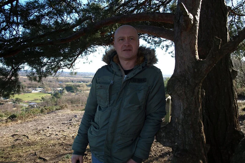 Jan Krasnowolski jest wnikliwym obserwatorem polskiej przestępczości na Wyspach. Te historie stają się kanwą dla jego twórczości pisarskiej