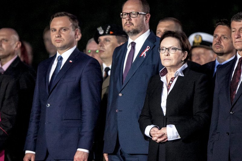 Prezydent nie podał ręki premier Kopacz?