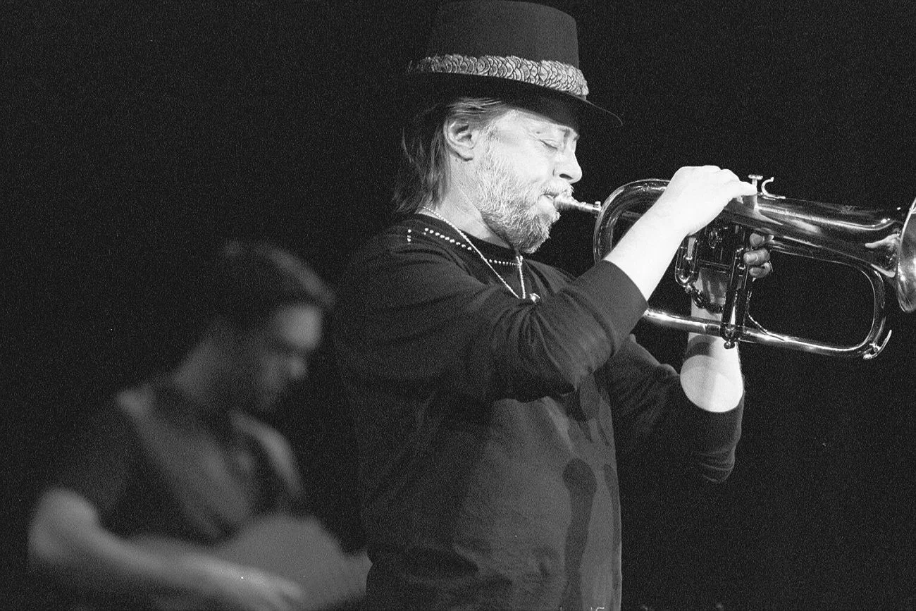 Nie żyje legenda muzyki, Chuck Mangione. Zdjęcie z jego koncertu w Łodzi w roku 2000