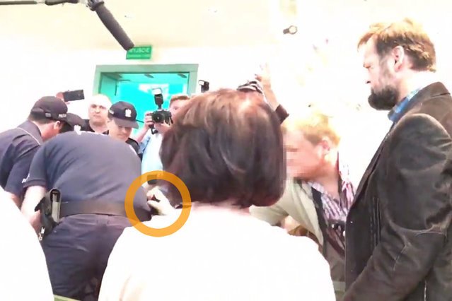 Protestujący w Sądzie Najwyższym krewki zwolennik prawicy chciał odebrać broń policjantowi. Jak na razie usłyszał jednak tylko zarzuty za... zrzucenie czapki funkcjonariuszowi i użycie przemocy w celu zmuszenia go do zaniechania czynności służbowych.