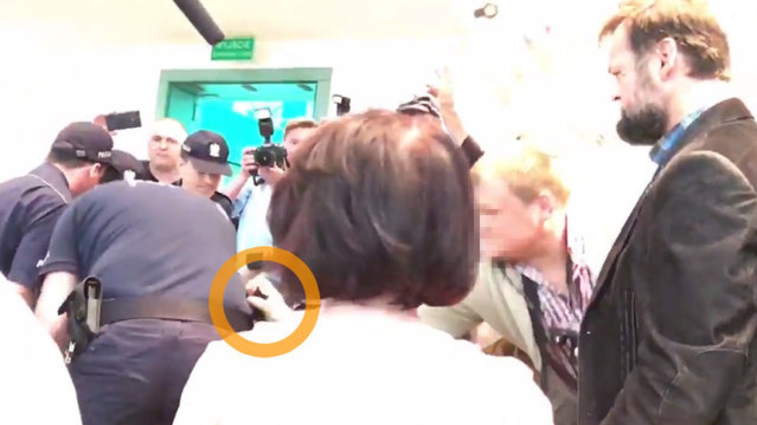 Protestujący w Sądzie Najwyższym krewki zwolennik prawicy chciał odebrać broń policjantowi. Jak na razie usłyszał jednak tylko zarzuty za... zrzucenie czapki funkcjonariuszowi i użycie przemocy w celu zmuszenia go do zaniechania czynności służbowych.