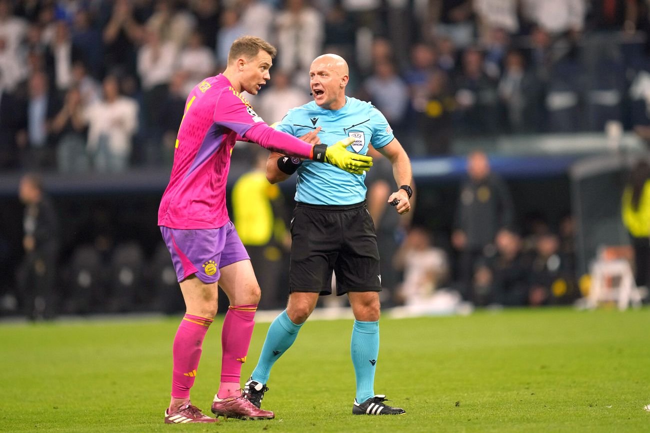 Manuel Neuer i sędzia Marciniak podczas meczu Real - Bayern. Dyskusja była ostra.