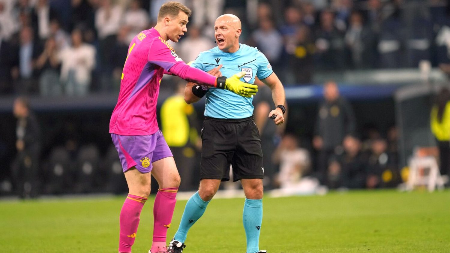 Manuel Neuer i sędzia Marciniak podczas meczu Real - Bayern. Dyskusja była ostra.