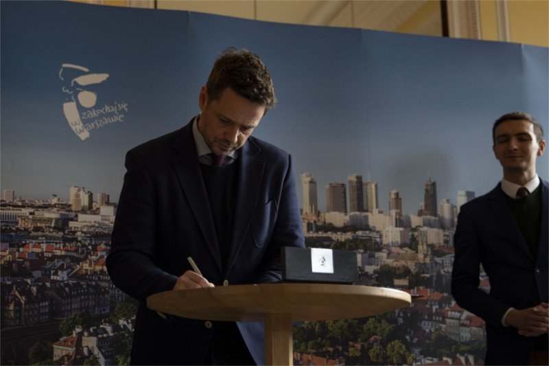 Rafał Trzaskowski podpisał w stołecznym ratuszu Kartę LGBT+.