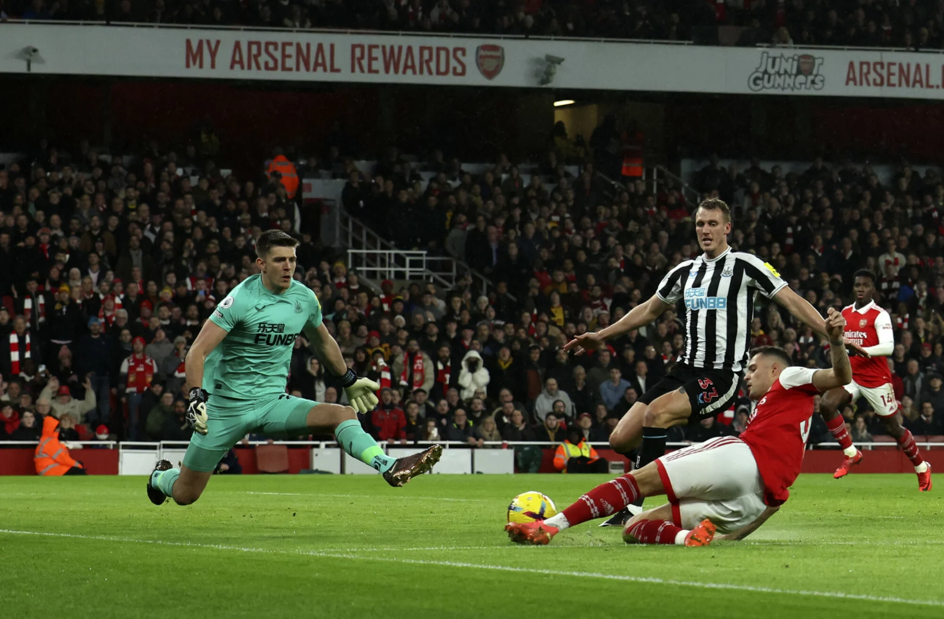 Koniec zwycięskiego marszu Arsenalu Londyn. Zaczyna się wielki pościg w Premier League