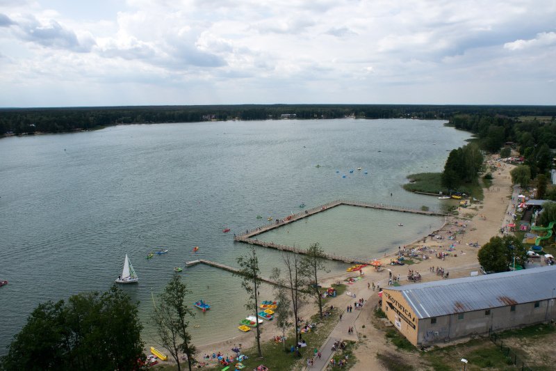 23-latek skoczył z pomostu na główkę. Wypadek zdarzył się nad Jeziorem Białym, na niestrzeżonym kąpielisku.