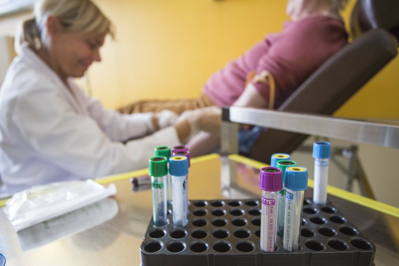 Małopłytkowość z niedokrwistością, zmęczenie, ale też udar lub zawał. Tak objawia się zakrzepowa plamica małopłytkowa.